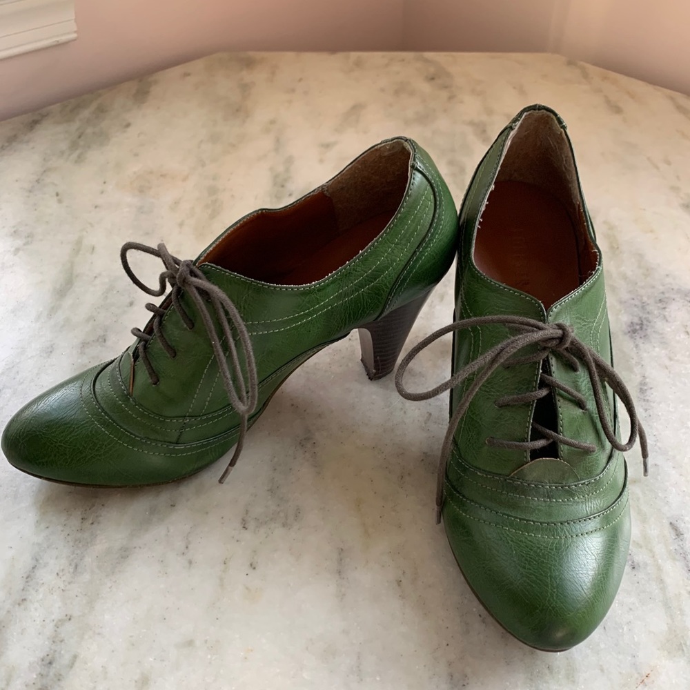 Forever 21 vintage-look bottle green lace up shoes